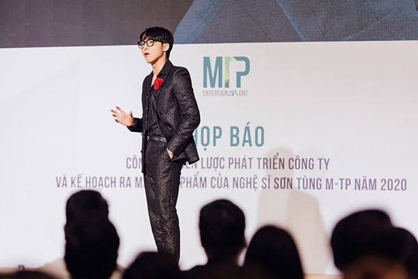 Lúc mới bước chân vào showbiz, Sơn Tùng về đầu quân công ty của nhạc sĩ Huy Tuấn, sau đó chuyển qua WePro Entertainment của ông bầu Quang Huy và gặt hái được vô số thành công.