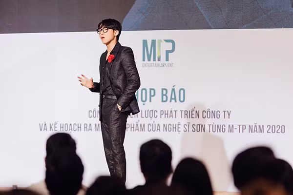 Lúc mới bước chân vào showbiz, Sơn Tùng về đầu quân công ty của nhạc sĩ Huy Tuấn, sau đó chuyển qua WePro Entertainment của ông bầu Quang Huy và gặt hái được vô số thành công.