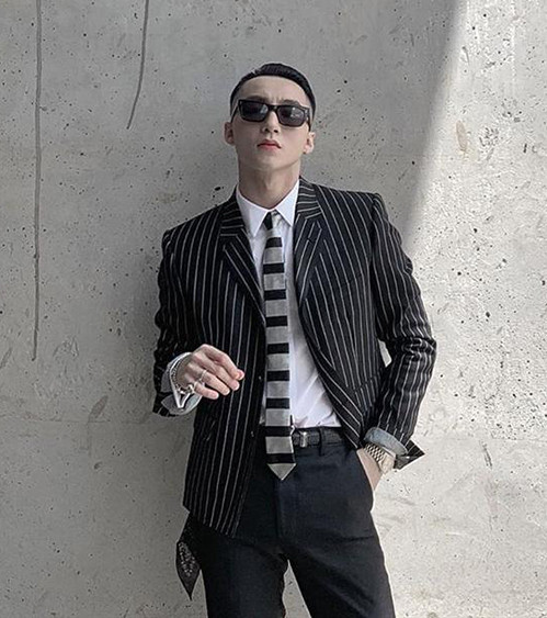 Sau 2 năm “ăn nên làm ra” với WePro, Sơn Tùng M-TP quyết định chia tay để tìm cho mình hướng đi mới vào năm 2016. Anh thành lập công ty riêng mang tên M-TP Entertainment và trở thành chủ tịch.