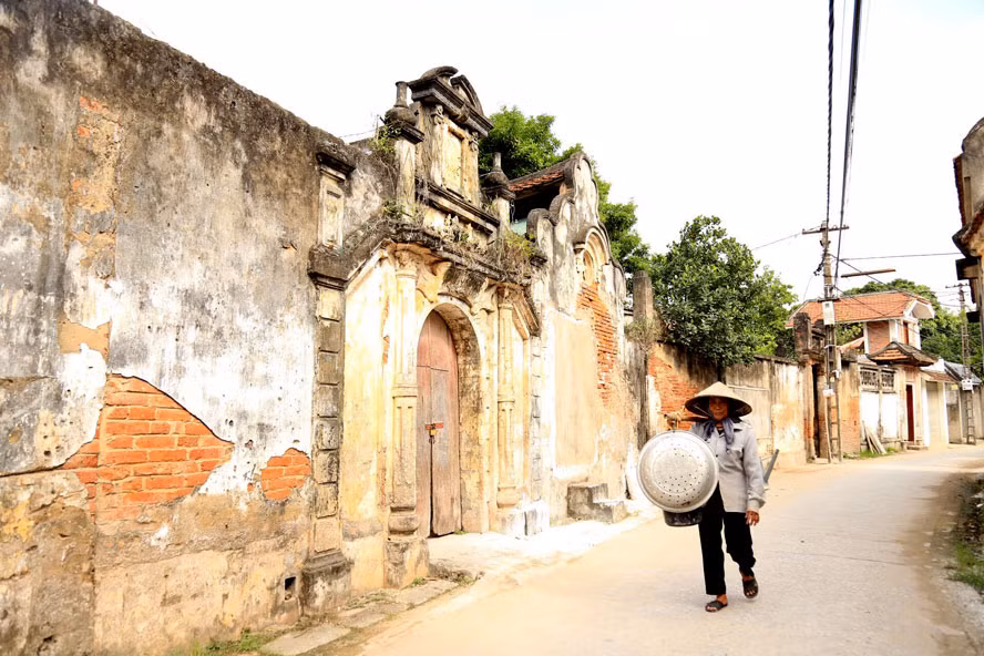 Nhiều căn nhà với vòm cuốn, mái đổ, gỗ lim đã mục, những mảng ố màu rêu phong bị quên lãng. Ảnh: Hà nội mới.