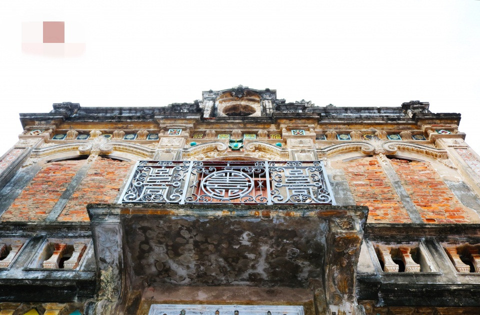 Những căn biệt thự kiểu Pháp trong làng dù đã trải qua trăm năm nhưng vẫn còn khá nguyên vẹn. Ảnh: Anninhthudo