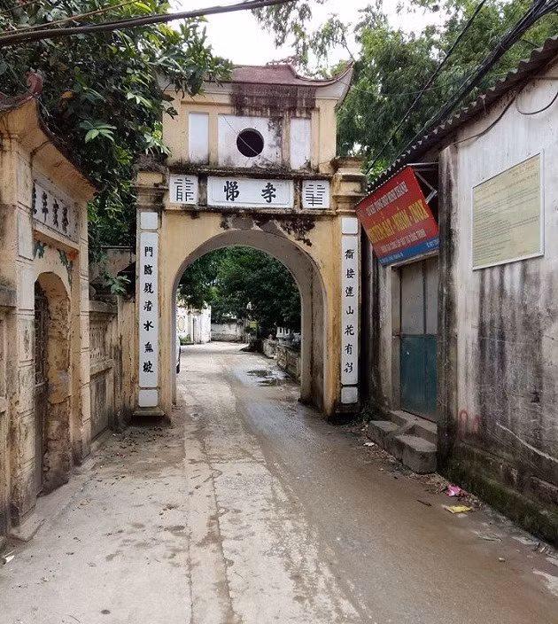 Nép mình bên dòng sông Nhuệ, làng Cự Đà (xã Cự Khê, Thanh Oai, Hà Nội) vẫn giữ được cho riêng mình vẻ đẹp yên bình, cổ kính của ngôi làng ven sông quen thuộc vùng Bắc bộ trước thách thức của đô thị hóa. Ảnh: VOV5