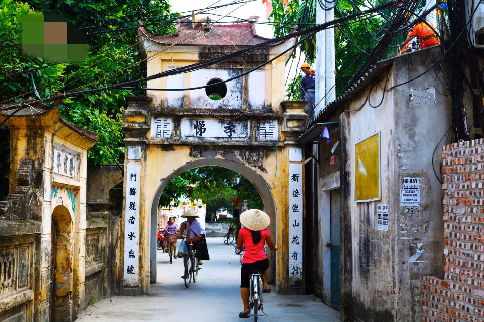 Một cổng ngõ cổ kính ở làng Cự Đà. Ảnh: VOV