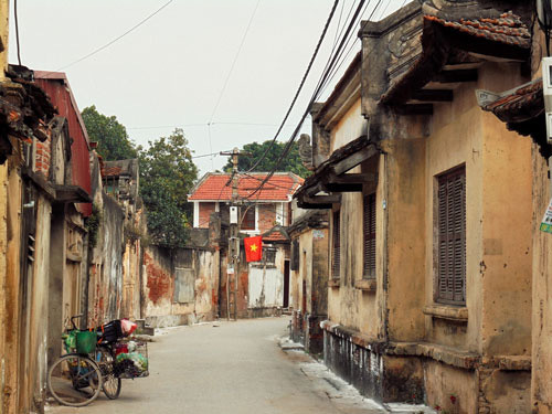 Theo một người dân sống trong làng, ở đây hiện chỉ còn khoảng 20 ngôi nhà cổ. Có những căn vẫn vang tiếng người sinh hoạt nhưng cũng có vài biệt thự bỏ hoang, cài then, vắng chủ. Ảnh: Người lao động