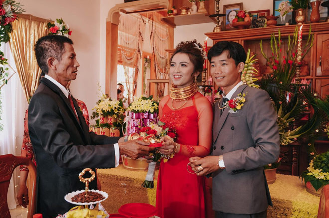 Tổng số vàng vợ chồng Hoài Như nhận được từ bố mẹ và họ hàng hai bên là 14 cây (trong đó, của hồi môn của cô dâu là 10 cây vàng). Ảnh: Người đưa tin.