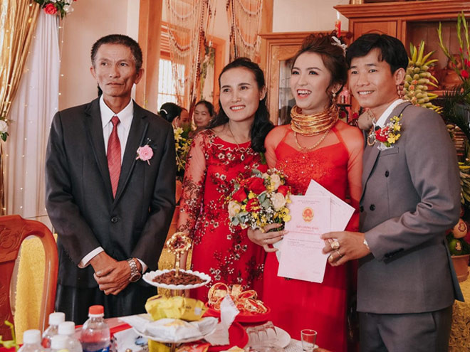 Ngoài ra, bố mẹ còn tặng con gái thêm nhiều món quà giá trị khác như: 2 sổ đỏ đất đai trị giá 4 tỷ đồng, một ô tô trị giá 1,3 tỷ đồng. Ảnh: Dân Việt