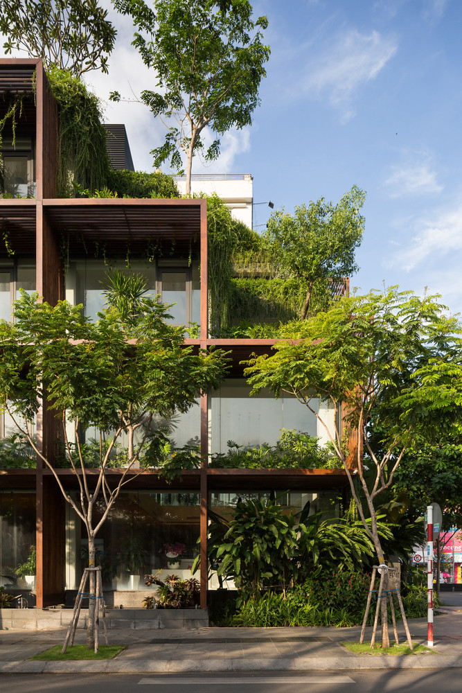 Mặt khác, hệ cây xanh bao bọc công trình giúp mọi không gian bên trong đều có được tầm nhìn thoáng đãng ra không gian xanh mát.