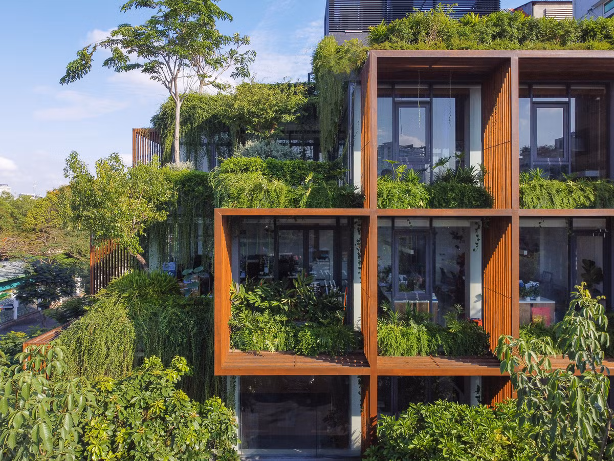 Do đó, ý tưởng khối xanh khuyết giúp giảm thiếu cường độ ánh nắng tác động lên tòa nhà là lựa chọn hợp lý.