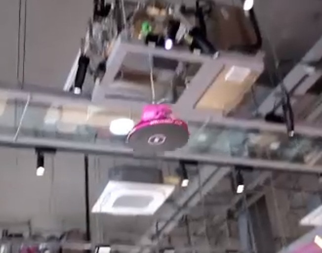 Hệ thống băng chuyền lên xuống đưa đồ ăn chạy dọc khu vực trần nhà. Ảnh: SCMP