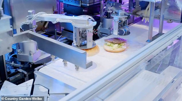 Ngoài các món chiên xào, robot còn nấu nhanh nhiều món bún, mì phục vụ thực khách. Ảnh: Country Garden