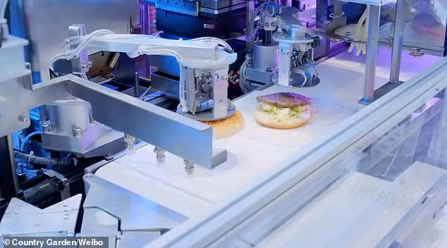 Ngoài các món chiên xào, robot còn nấu nhanh nhiều món bún, mì phục vụ thực khách. Ảnh: Country Garden