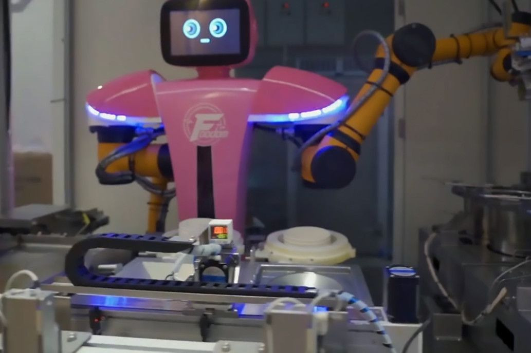 Nhà hàng rộng khoảng 2.000m2, có hơn 20 loại và tổng cộng 40 đầu bếp robot phục vụ. Ảnh: SCMP