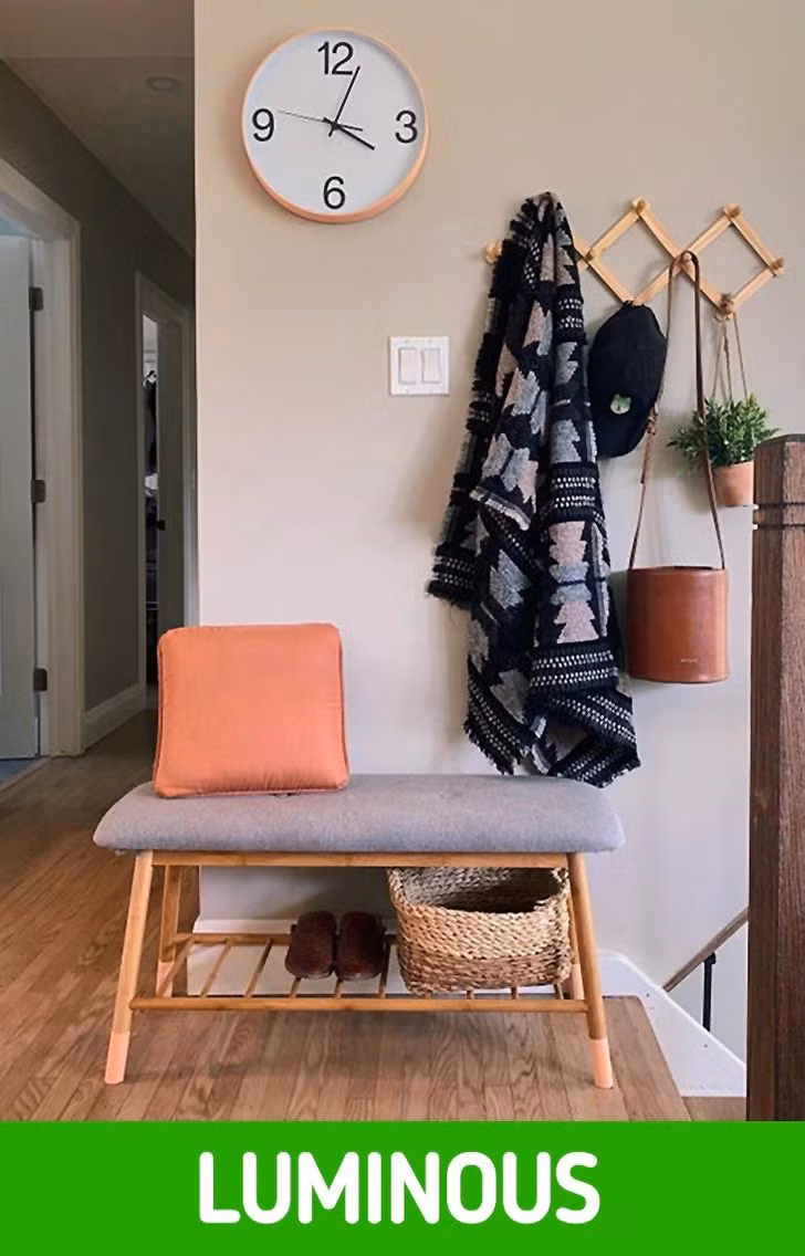 Sơn tường bằng một màu tối hoặc quá rực rỡ đều có thể khiến cả căn phòng trông có phần ngột ngạt. Bởi vậy, hãy chọn những tông màu trung tính mang đến không gian sống sang trọng và quý phái.