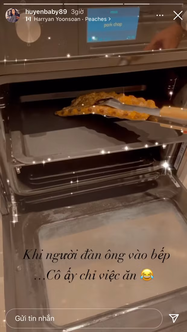 Cựu hot girl Hà thành Huyền Baby cũng hãnh diện khoe chồng đích thân vào bếp nấu ăn cho vợ.