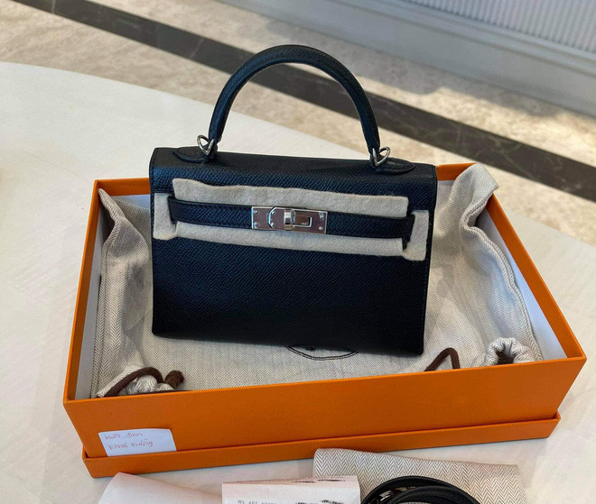 Ông xã Đoàn Di Băng còn thoả mãn đam mê sắm hàng hiệu của vợ ngay cả trong những ngày ở nhà bằng cách mua sẵn rồi giấu đi, lâu lâu đưa vài món cho vợ khui chơi.