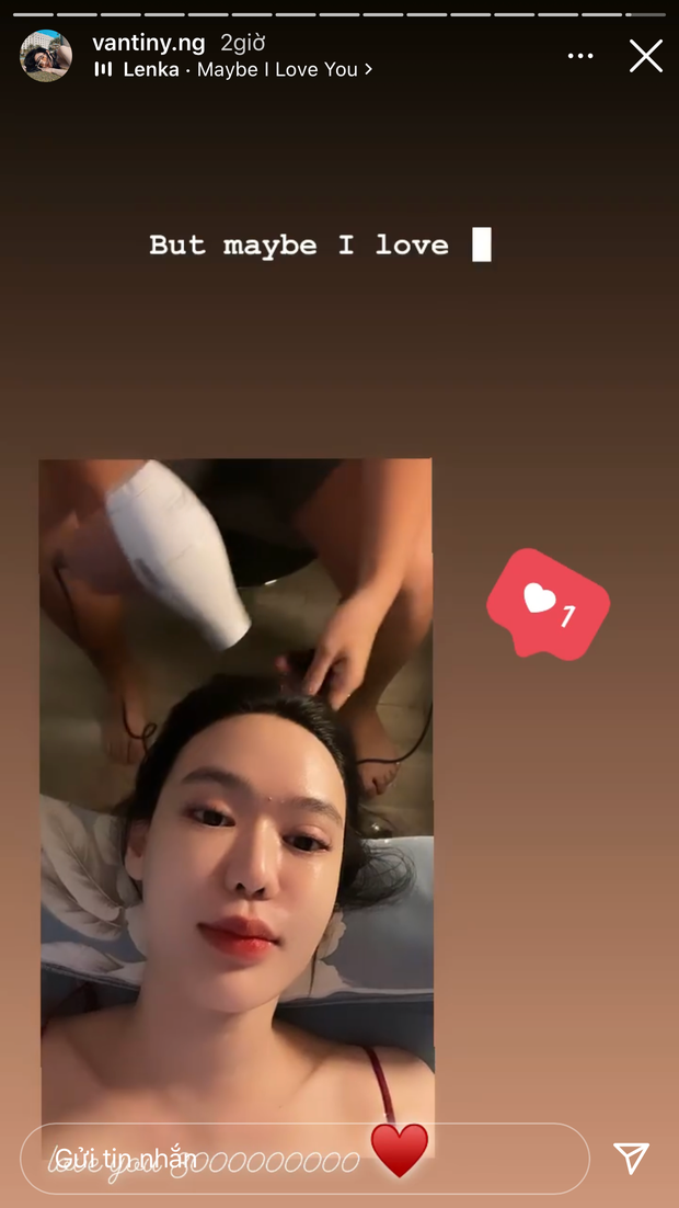 Trong những ngày ở nhà, thi thoảng Vân Tiny lại khiến nhiều chị em "ghen nổ đom đóm mắt" khi được Fabo Nguyễn chăm lo từng li từng tí như sấy tóc.