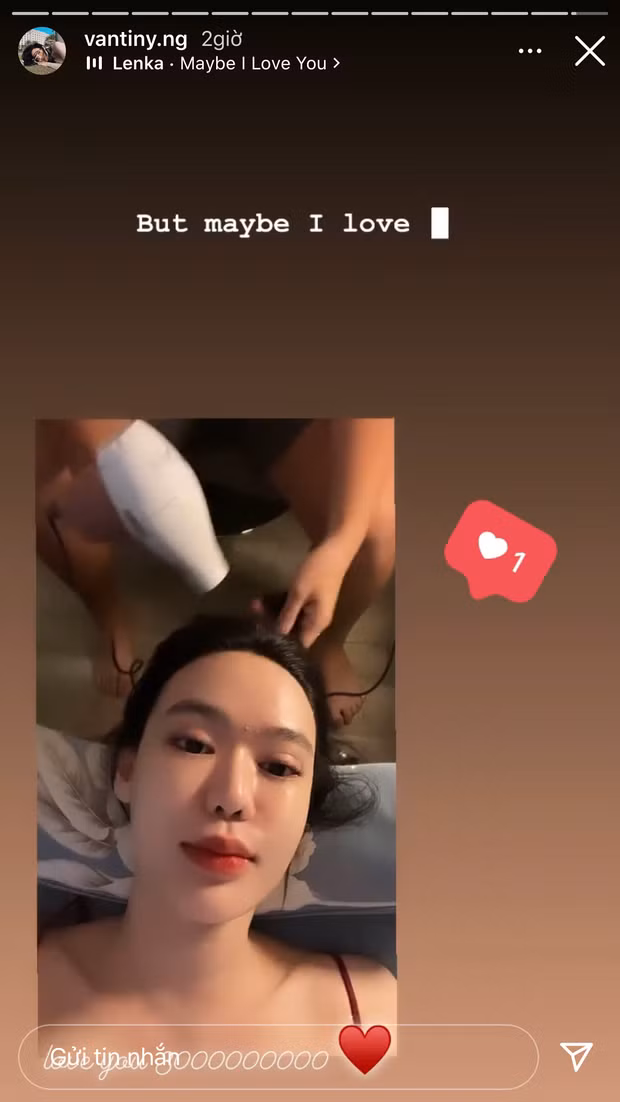 Trong những ngày ở nhà, thi thoảng Vân Tiny lại khiến nhiều chị em "ghen nổ đom đóm mắt" khi được Fabo Nguyễn chăm lo từng li từng tí như sấy tóc.