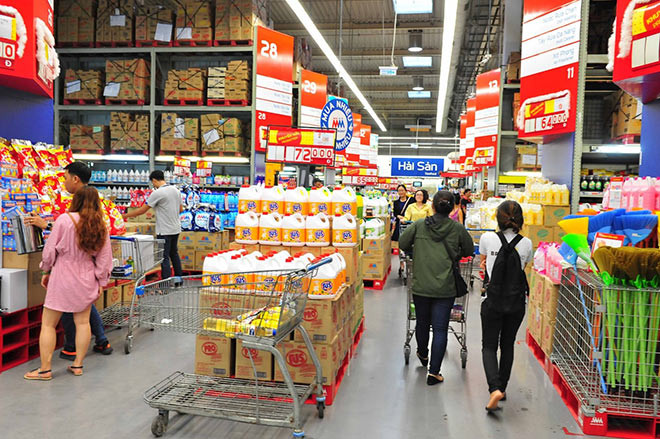 Cho rằng có nhiều mặt hàng mới, nhiều người thường cận Tết mới đi mua sắm. Nhưng càng sát ngày Tết, giá một số mặt hàng càng tăng cao do nhu cầu mua sắm tăng lên chóng mặt.