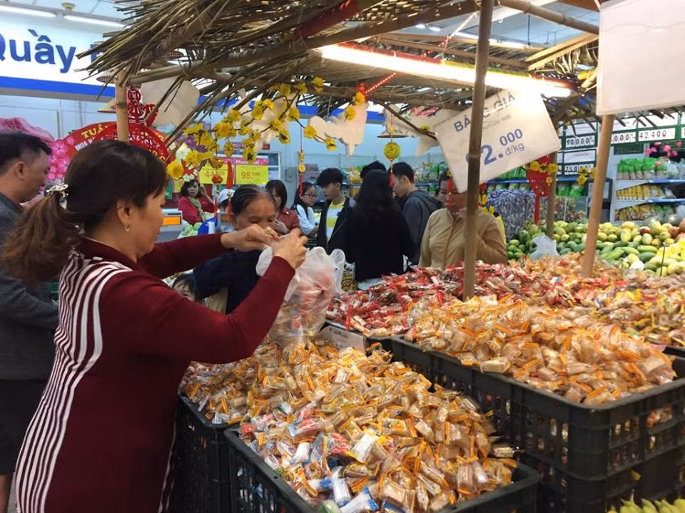Thêm nữa, càng gần Tết, hàng nhái, hàng kém chất lượng tràn ra thị trường càng thiều. Do đó, đây là thời điểm mua sắm không hợp lý.