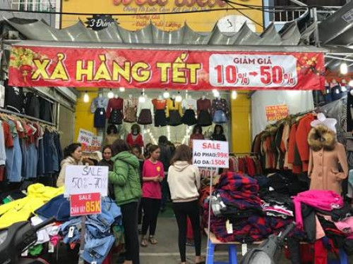 Vào dịp cuối năm, các cửa hàng thi nhau giảm giá để kích cầu mua sắm. Nếu không tỉnh táo, chị em sẽ rơi vào cảnh mua sắm tràn lan và bỏ qua việc so sánh giá giữa các nhà bán.