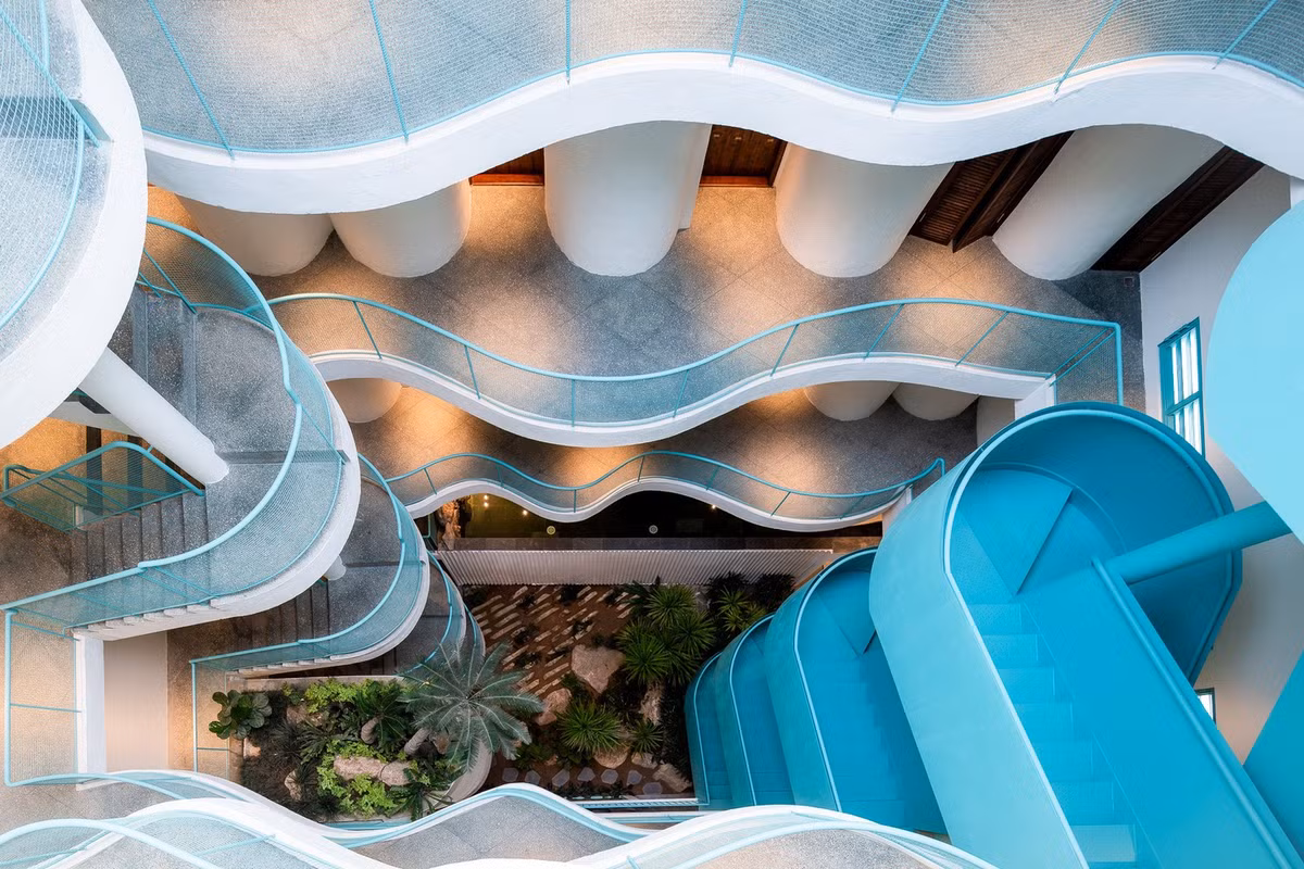 Những đường cong uốn lượn nhiều tầng trong gam màu xanh biển và trắng trang nhã, mang đến cảm giác như đang lạc vào mê cung đại dương.