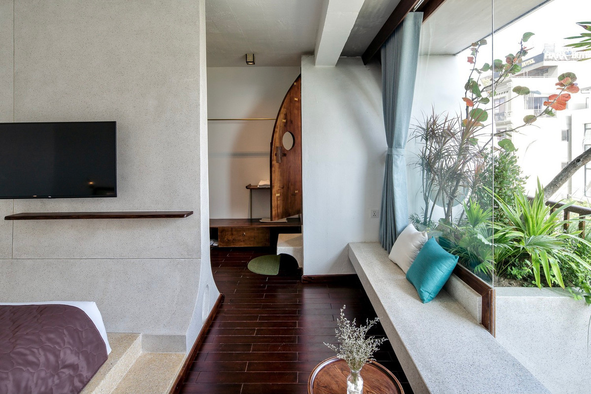 Khách sạn có 25 phòng, 7 tầng lầu và 1 tầng hầm.