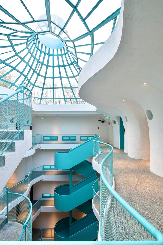 Giải pháp khai thác mặt đứng, thiết kế giếng trời đóng vai trò quan trọng trong việc giúp khách sạn giữa đô thị giảm chi phí điện năng và thân thiện với môi trường.