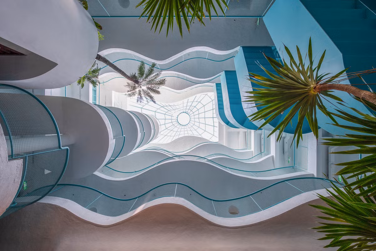 Góc nhìn từ trên xuống và từ dưới lên mang đến trải nghiệm thị giác thú vị.