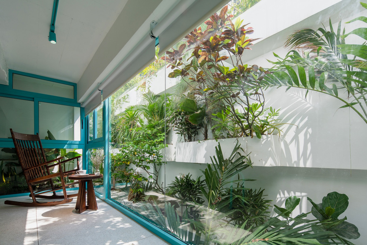 Tại tầng trệt, một hồ bơi khoáng nóng được thiết kế sinh động như dòng suối chảy tự nhiên từ hang động.