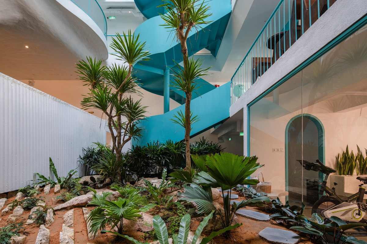 Không chỉ tạo hình kết cấu bắt mắt, kiến trúc sư cũng khéo léo đưa vào những khoảng xanh và những khu vực thư giãn công cộng để tạo sự đa dạng về cả thẩm mỹ lẫn công năng.