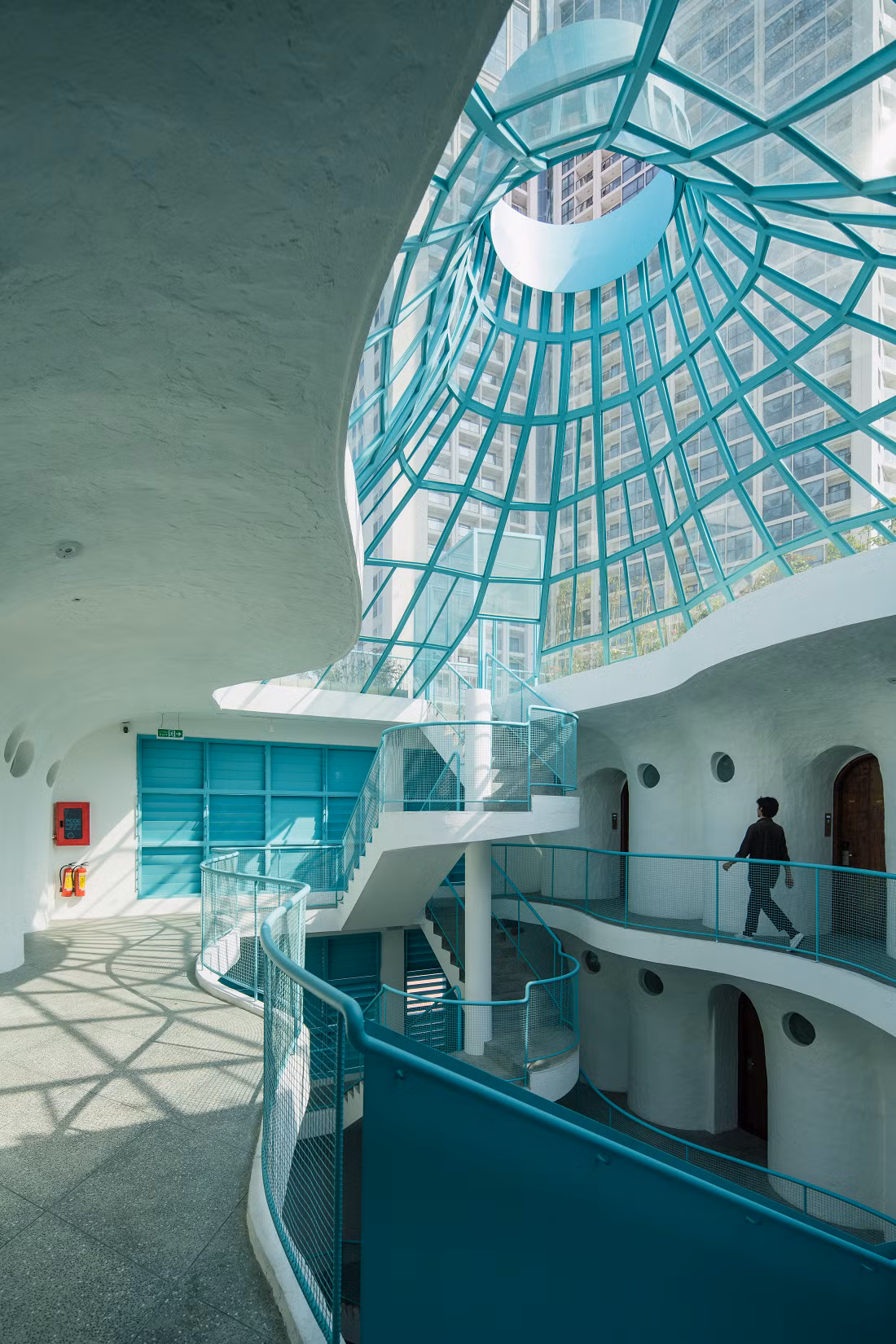 Giếng trời vừa giúp mở rộng tầm nhìn, đón ánh sáng tự nhiên và lưu thông không khí vừa kết nối các không gian bên trong với nhau.