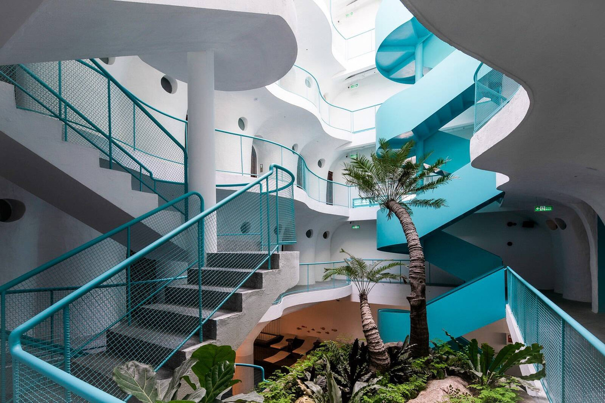 Những đường cong sóng biển uốn lượn tạo cảm giác thú vị khi đứng tại khu vực giếng trời.