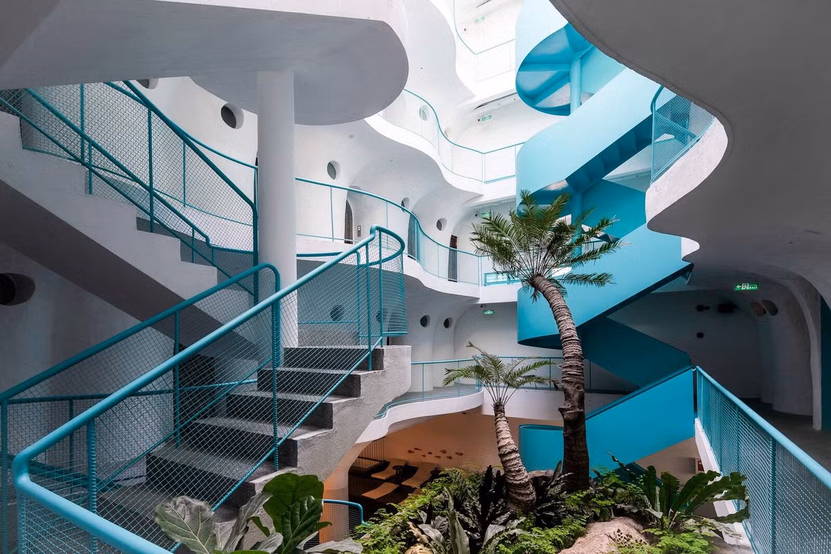 Những đường cong sóng biển uốn lượn tạo cảm giác thú vị khi đứng tại khu vực giếng trời.