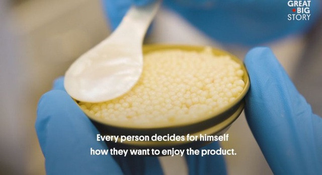 Loại trứng cá tầm siêu đắt này chuyên phục vụ cho Hoàng gia và tầng lớp siêu giàu tại một số nhà hàng tốt nhất thế giới, từ Monaco tới Dubai. Nguồn ảnh: Getty Image, BI