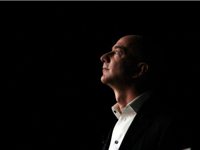 Ít ai biết rằng, Jeff Bezos là một đứa trẻ bị bỏ rơi. Ông sinh ra trong một gia đình bình thường ở New Mexico năm 1964. Cha ông đã bỏ rơi Jeff và mẹ, ông trở thành một đứa trẻ không cha từ khi 1 tuổi. Khi Jeff Bezos lên 4 tuổi, mẹ ông đã tái hôn với một người nhập cư tên là Miguel Bezos. Người cha dượng xem Jeff như con ruột của mình.