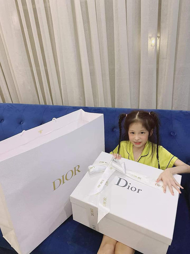 Ba cô công chúa cực kỳ đáng yêu nhà Di Băng có cuộc sống trong nhung lụa với toàn đồ hiệu.