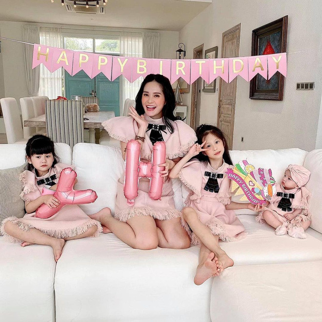 Vợ chồng đại gia Nguyễn Quốc Vũ - Đoàn Di Băng có 3 cô công chúa cực kỳ đáng yêu: Hanna, Yuki và Bing Bing. Cả 3 cô con gái nhà Đoàn Di Băng có cuộc sống trong nhung lụa, được mẹ chăm chút như những công chúa.