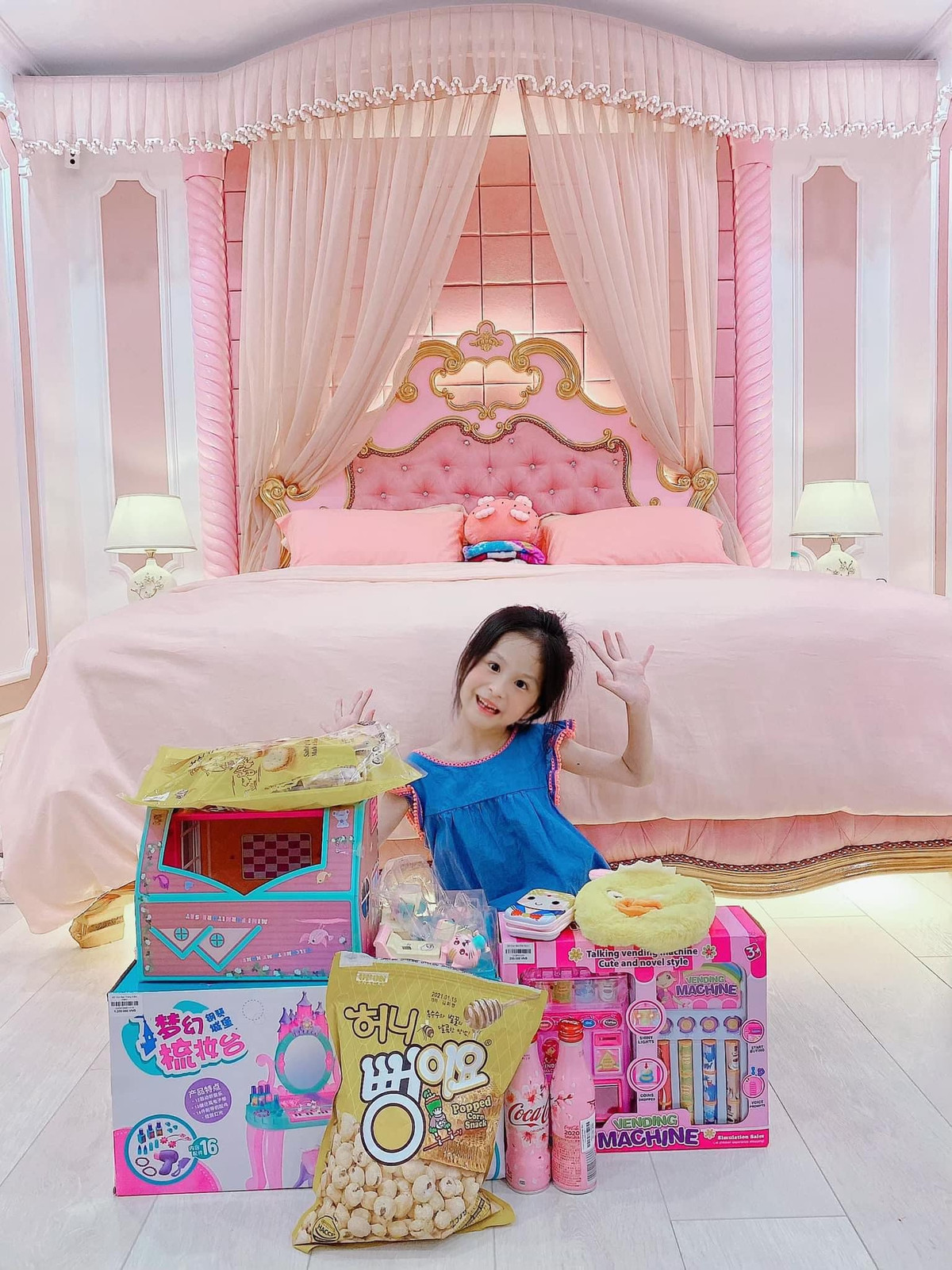 Đây là căn biệt thự cũ cả gia đình Di Băng đang sinh sống. Biệt thự mới 400 tỷ đang trong quá trình hoàn thiện.