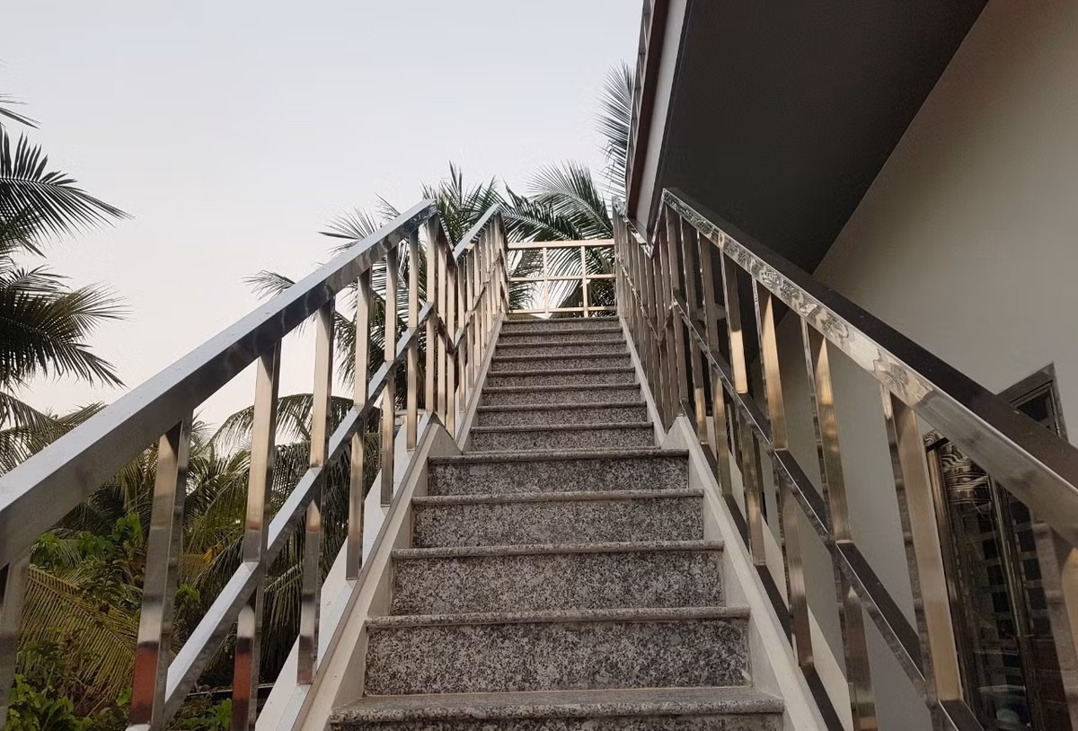 Cầu thang vào nhà được thiết kế năm phía sau. Ảnh: Tiền phong