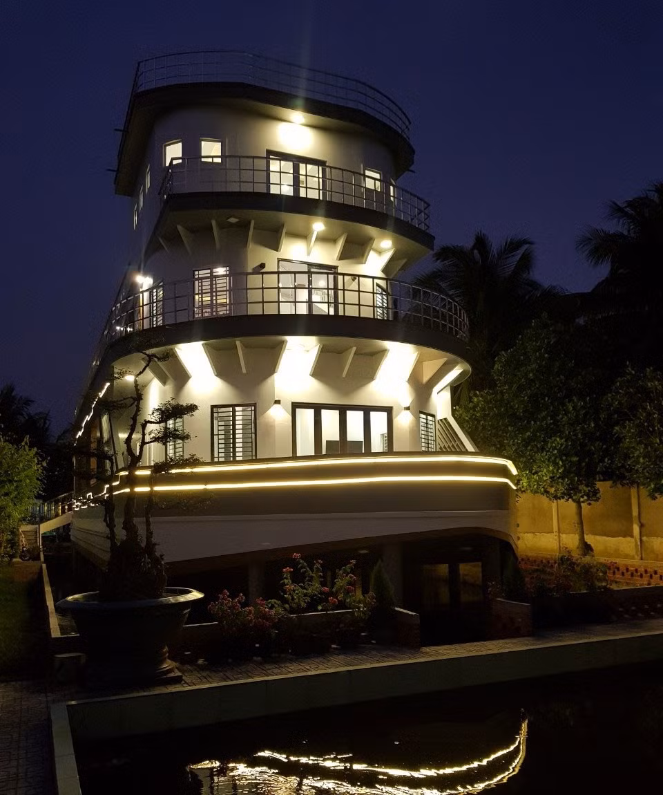 Ngôi nhà được gắn đèn, tạo nên vẻ nổi bật, lung linh vào buổi tối. Ảnh: Tiền phong