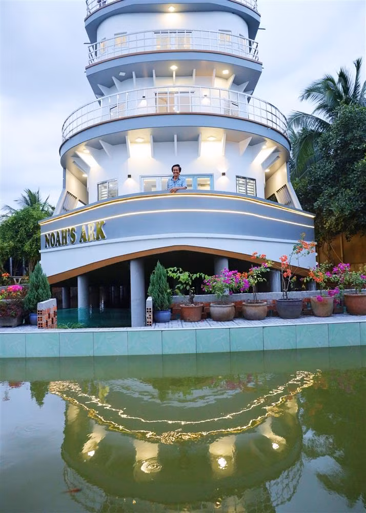 Ngôi nhà làm từ bê tông cốt thép, riêng lan can, khung cửa và đài quan sát được làm từ inox 304. Ảnh: Vietnamnet