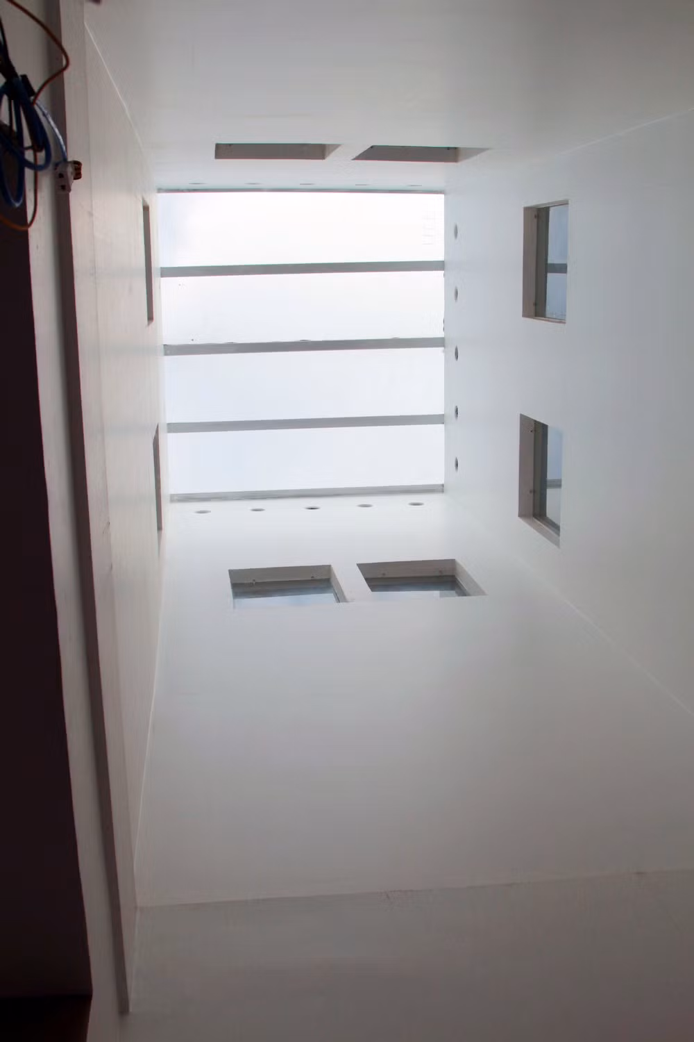 Giếng trời thiết kế giữa nhà nhằm lấy gió và ánh sáng tự nhiên. Ảnh: Infonet