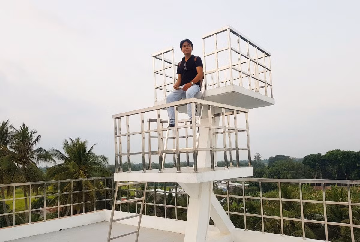 Trên đỉnh của căn nhà có “đài quan sát” để ngắm toàn cảnh khu vực. Ảnh: Tiền phong.