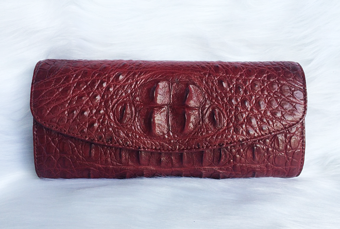Mỗi túi xách da cá sấu khác nhau sẽ có vân da khác nhau, vì thế không có sản phẩm nào giống sản phẩm nào về hoa văn. Ảnh: Ourruo.