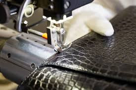 Công đoạn tiếp theo đòi hỏi sự chính xác và tập trung cao độ là ghép và may túi. Ảnh: Youtube