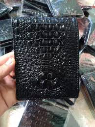 Đây cũng chính là điểm tạo nên đẳng cấp cho sản phẩm làm từ da cá sấu. Ảnh: HL.