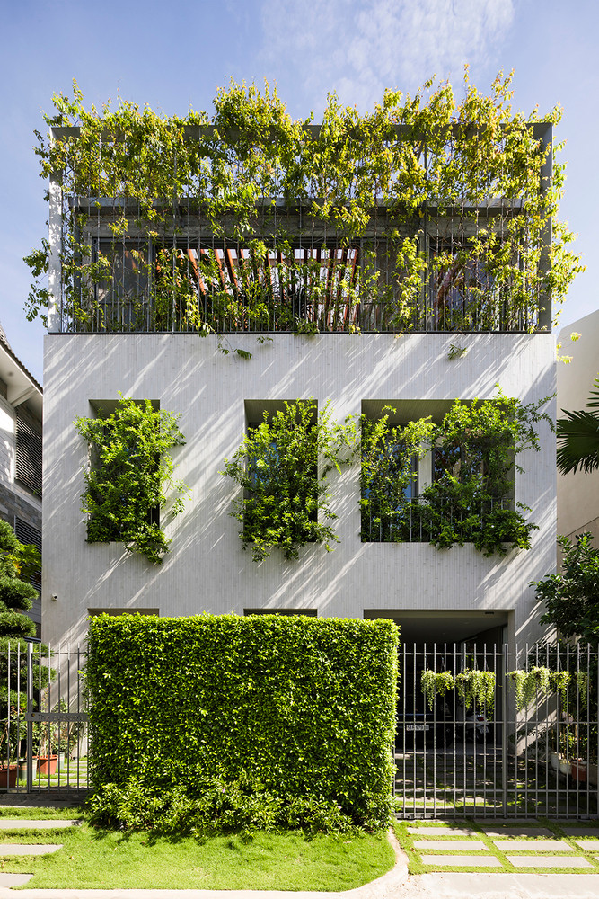 Mặt tiền căn nhà gây ấn tượng với màu xanh của cây cối.