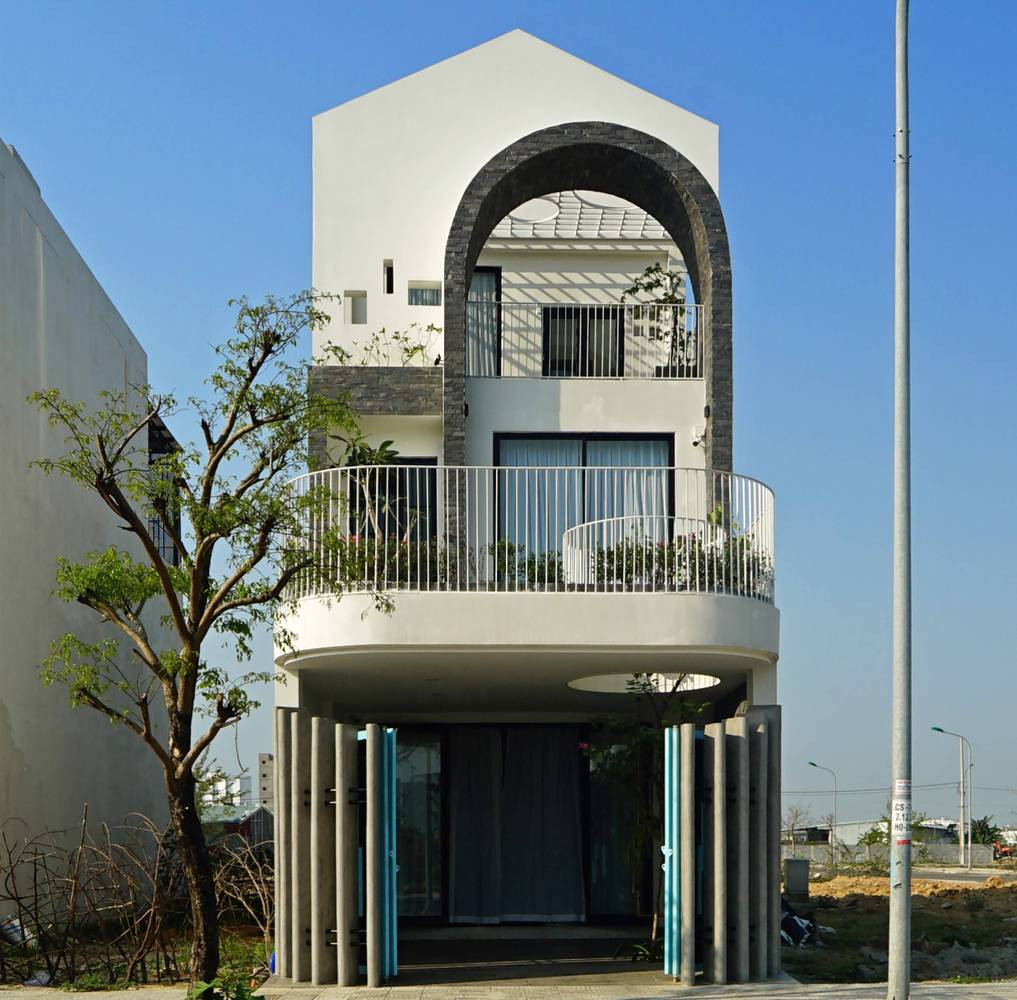 Dzmoon là ngôi nhà ở Hòa Xuân (Đà Nẵng) thiết kế cho một cặp vợ chồng trẻ và ba em bé. Nằm trong khu vực đang phát triển, các không gian xanh dần biến mất do quá trình đô thị hóa nên gia chủ yêu cầu một không gian sống đầy nắng, gió và yên bình.