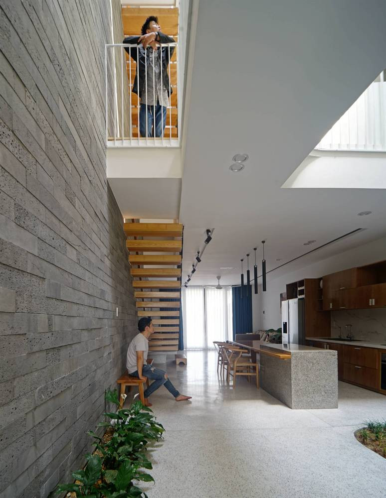 Với việc bố trí không gian chung ở tầng 1 và không gian sân vườn, kiến trúc sư muốn tăng cường sự giao lưu, kết nối giữa các thành viên trong gia đình.