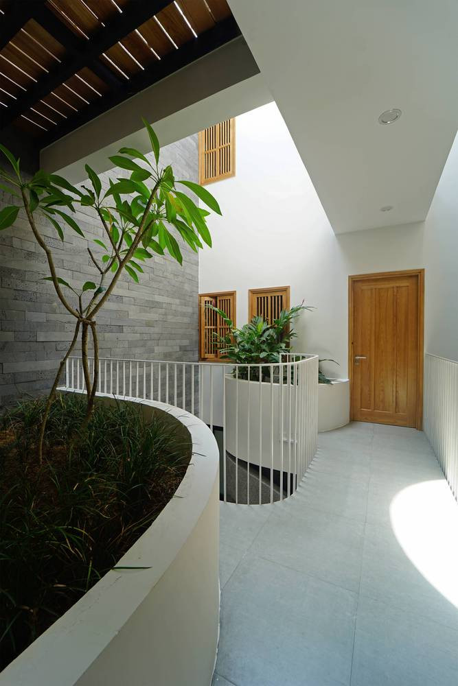 Bên cạnh đó, căn nhà còn có sự đan xen yếu tố cây xanh.